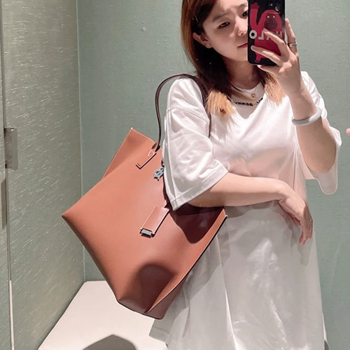 버버리 버버리 미디엄 모노그램 레더 토트백 8052503
