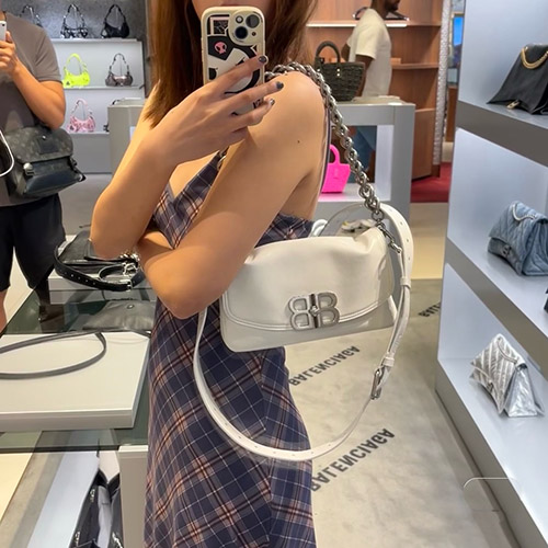 발렌시아가 Bb 스몰 플랩 숄더백 7485982AAIY