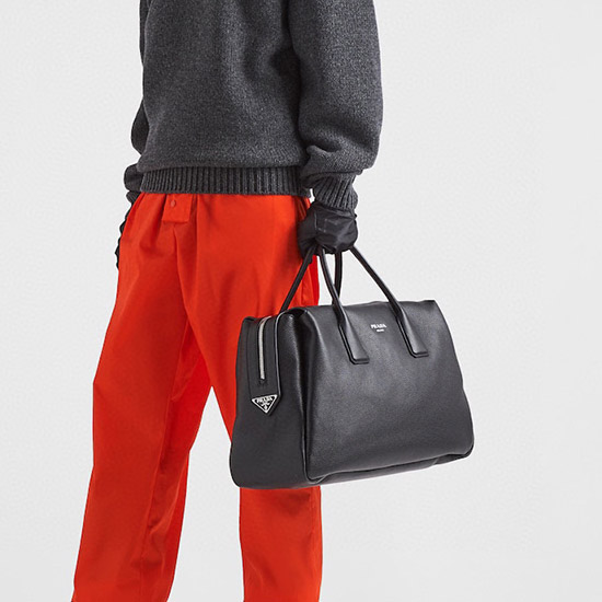 프라다 로고 그레인 레더 트래블 토트백 블랙 2VC035 - Prada Logo Grain Leather Travel Tote Bag Black