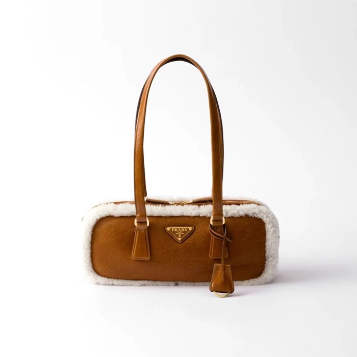 프라다 미디움 셔링 투 핸들 백 꼬냑 내츄럴 1BB124 - Prada Medium Shearling Two-Handle Bag Cognac Natural